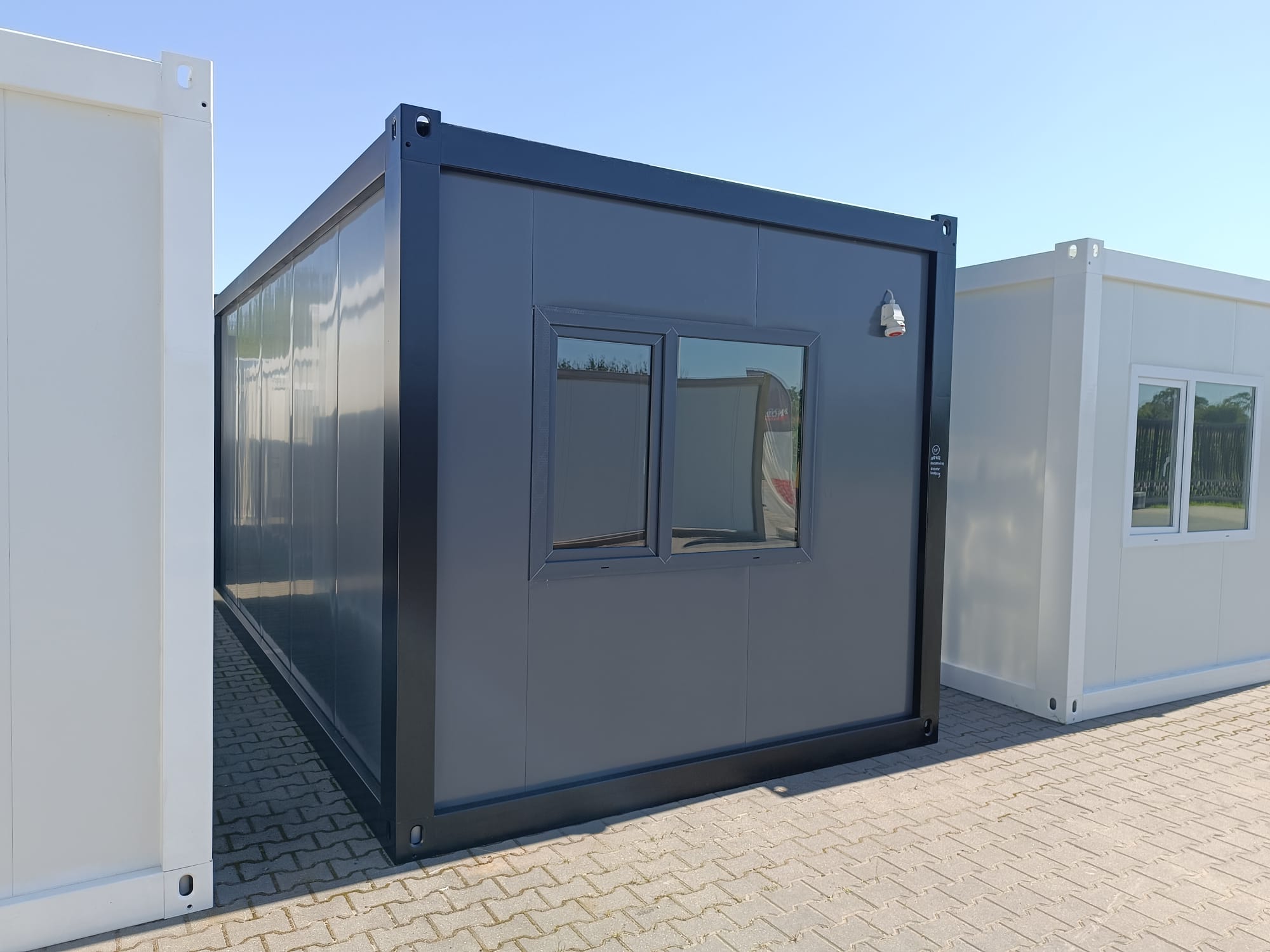 Bungalow bureau anthracite de 6 × 3 m : bureaux, chantiers ou habitations.