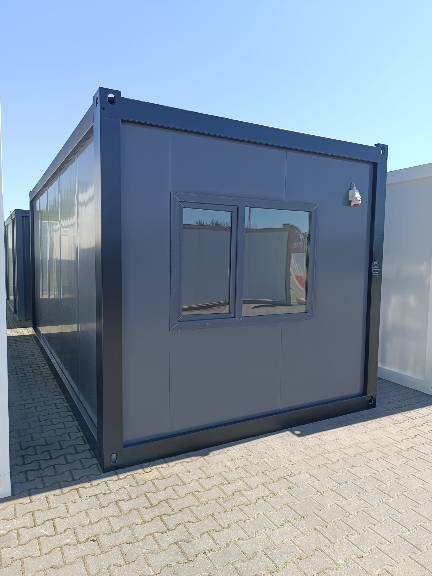 Bungalow bureau anthracite de 6 × 3 m : bureaux, chantiers ou habitations.