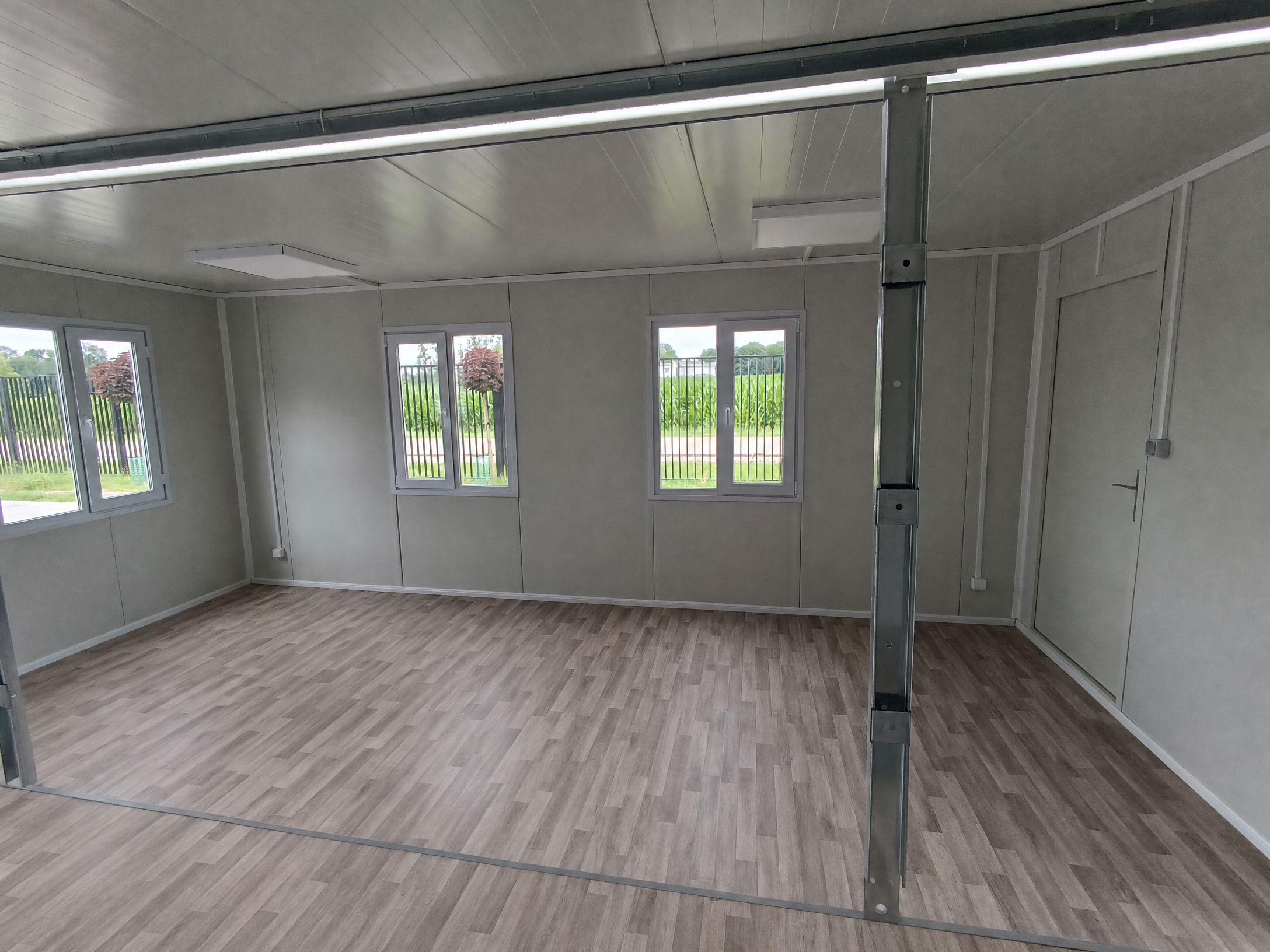 Bungalow bureau, d’habitation ou de bureau — blanc, 6 × 4,8 m, double et assemblé.