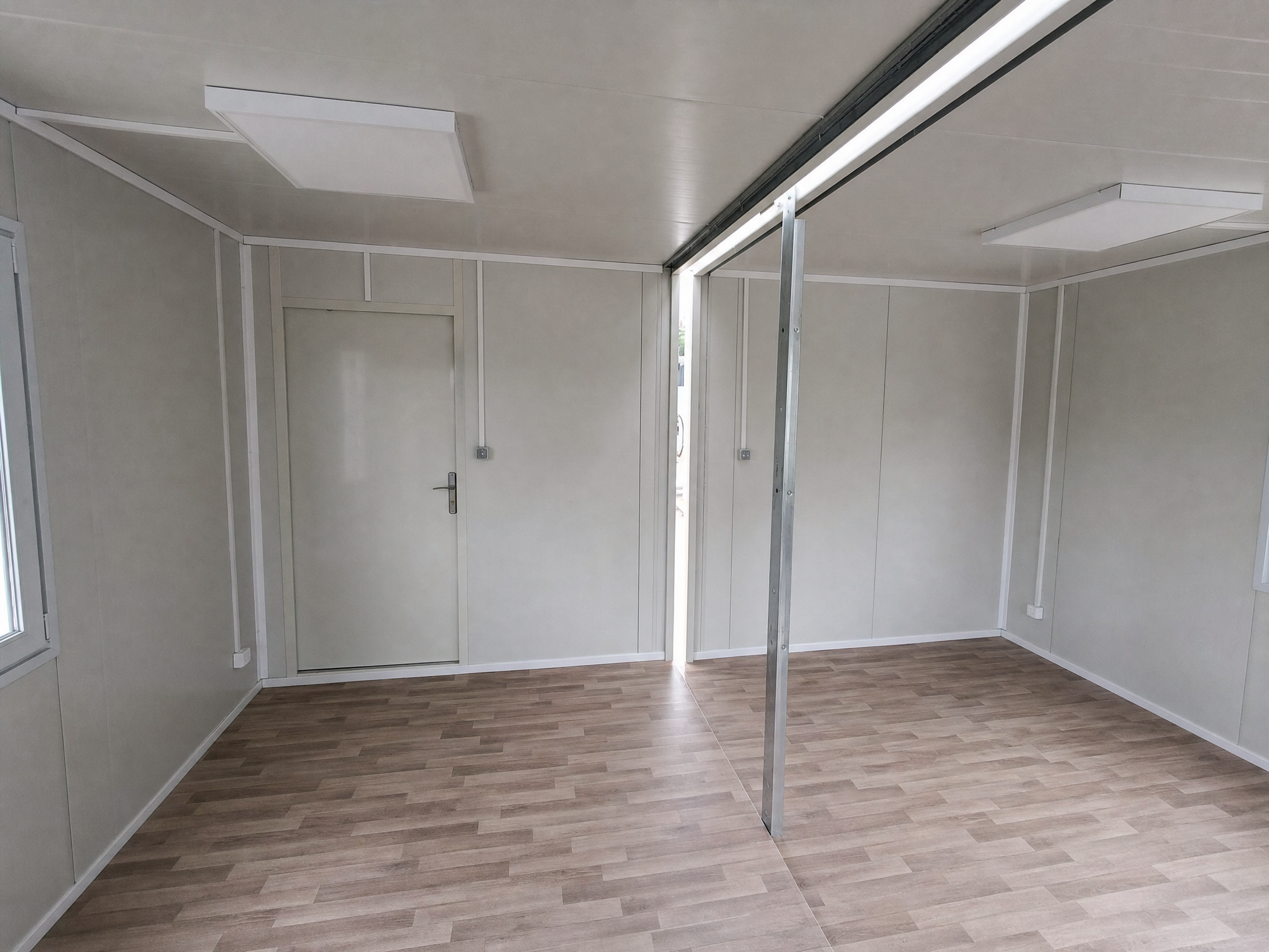 Bungalow bureau, d’habitation ou de bureau — blanc, 6 × 4,8 m, double et assemblé.